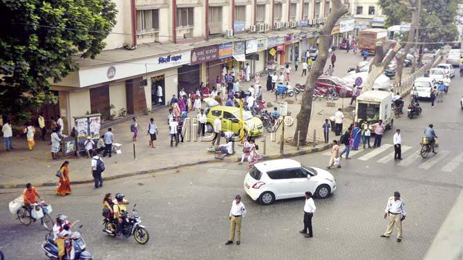 Several two-wheelers and four-wheelers are always seen parked on the footpath, along with hawkers selling vegetables and fruits, causing pedestrian traffic to spill over onto the street. Pics/Pradeep Dhivar