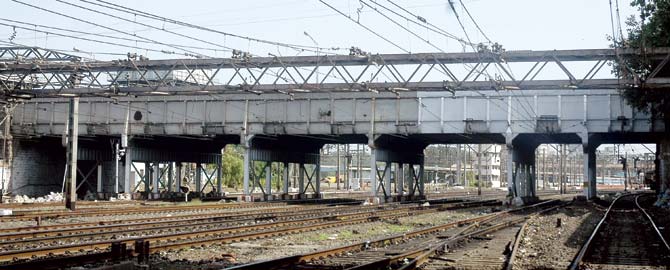 Carnac Bunder bridges are two of the oldest overpasses in the city. File pics