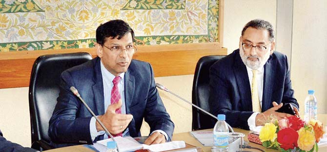 Governor Raghuram Rajan (l) will chair the RBI meeting tomorrow for its monetary policy review. Pic/PTI
