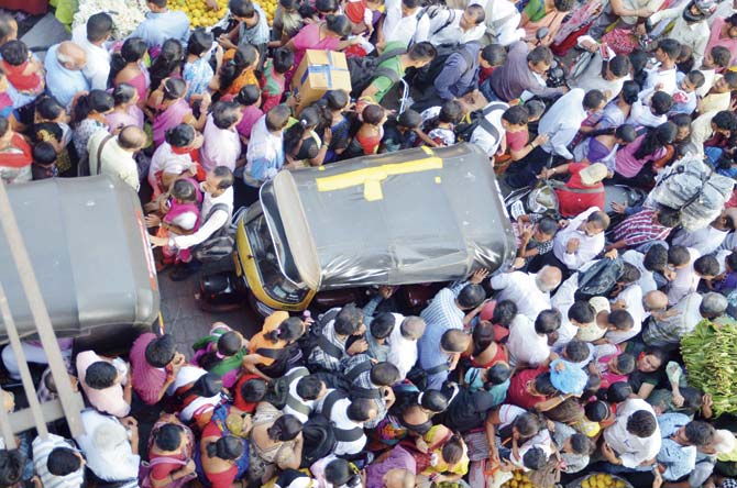 In a sort-of reversal of fortunes, this throng of people at Dombivli East is so thick that the autorickshaw can barely move. Pic/Shrikant Khuperkar