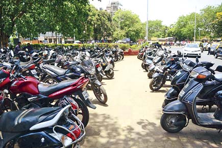 There are 23 lakh vehicles in Mumbai, but only 12,000 parking spots