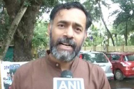 Yogendra Yadav alleges Kejriwal knew about Tomar's fake degrees, BJP-Congress react