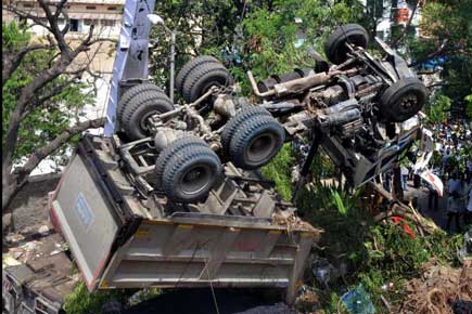 Major accident on Bangalore-Mumbai highway; 6 dead