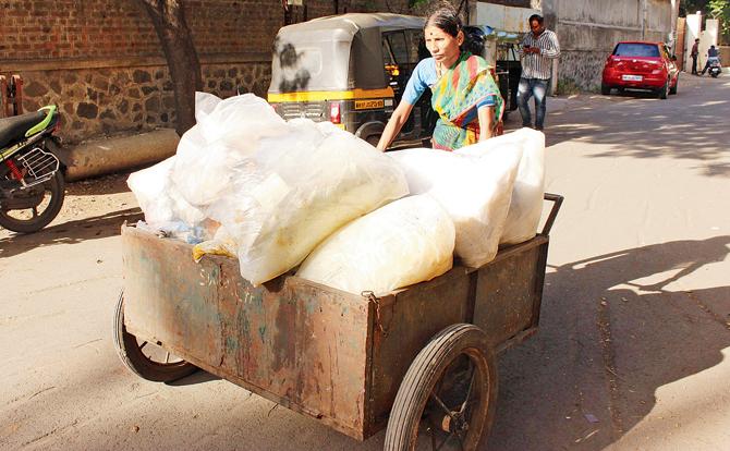 Suman has been collecting waste for 37 years and has managed to put all her kids through school. Now, even though her children tell her to stop ragpicking, she continues to do it and donates her salary to provide education to other underprivileged kids