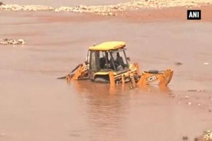 Workers survive deadly flash flood in Jammu