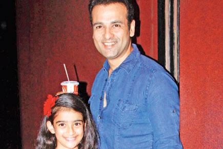 What is Rohit Roy's daughter's favourite hobby?