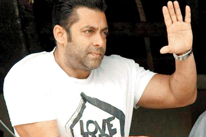 Salman Khan robbed by four girls at a nightclub in Mumbai