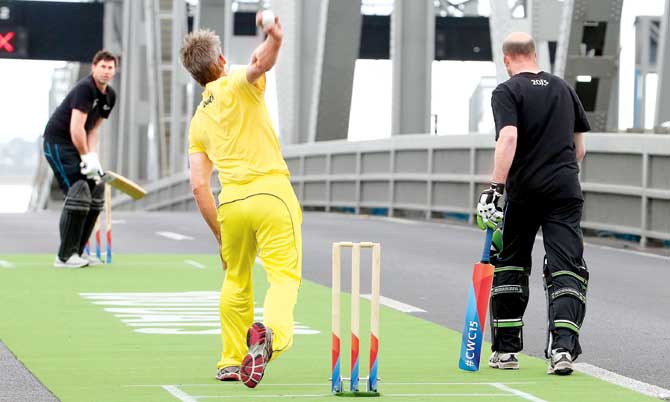 Former NZ captain Stephen Fleming faces Andy Bichel (Aus) on the Auckland Harbour Bridge at a World Cup promotional event on October 26, 2014. All-rounder Chris Harris is the non-striker. Pic/Getty Images