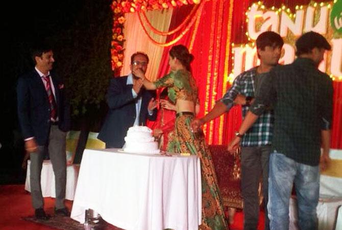 Kangna offers a piece of cake to director Aanand L Rai, while Jimmy Sheirgill (extreme left) looks on at 