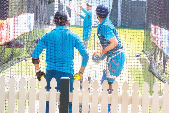 ICC World Cup: 'Coach' Dhoni prepares Suresh Raina for short balls