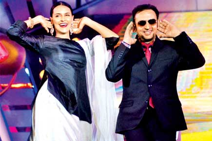 Neha Dhupia and Gulshan Grover shake a leg at an awards event!