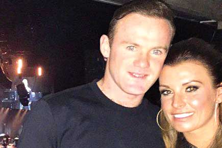 Rooney celebrates goal by attending Lionel Richie concert with wife