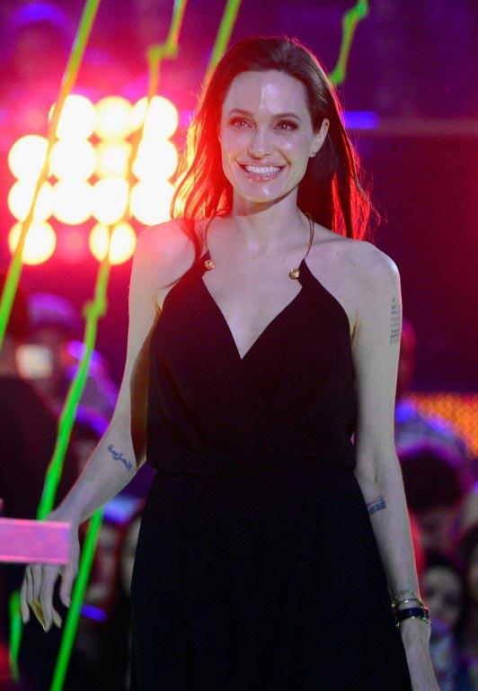 Angelina Jolie Pitt walks to stage to accept award for Favorite Villain in 