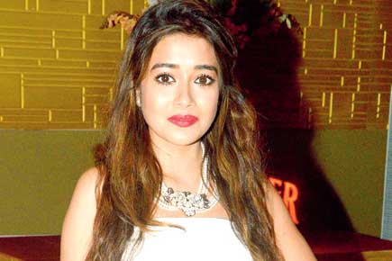 Man misbehaves with Tina Datta on stage at an awards show