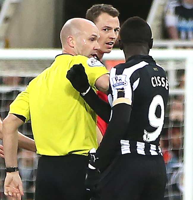 A picture taken on March 4, 2015 shows the referee L interfering as Manchester United-s Northern Irish defender Jonny Evans C clashes with Newcastle United-s Senegalese striker Papiss Cisse R during the English Premier League football match between Newcastle and Manchester United at St James Park, Newcastle-Upon-Tyne, north east England. Pic/AFP