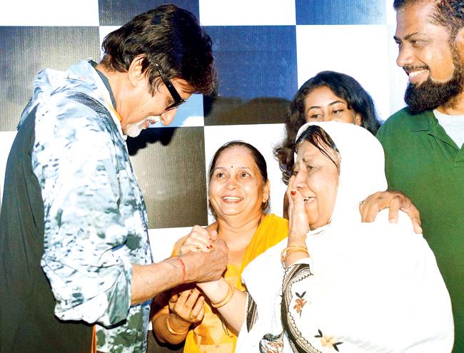 Amitabh Bachchan interacts with fans