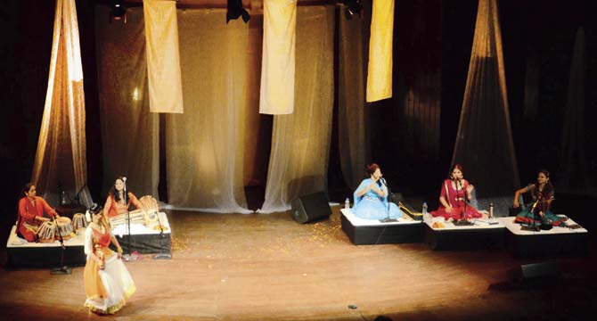 (From left) Savani Talwalkar, Bhakti Deshpande (standing), Mahima Upadhyay, Debbopriya Chatterjee, Kaushiki Chakraborty and Nandini Shankar at a performance