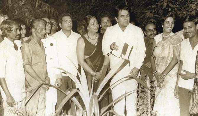 Usha Khanna with Dilip Kumar, Mrs D’lima, Mr Shetty and the Samovar staff