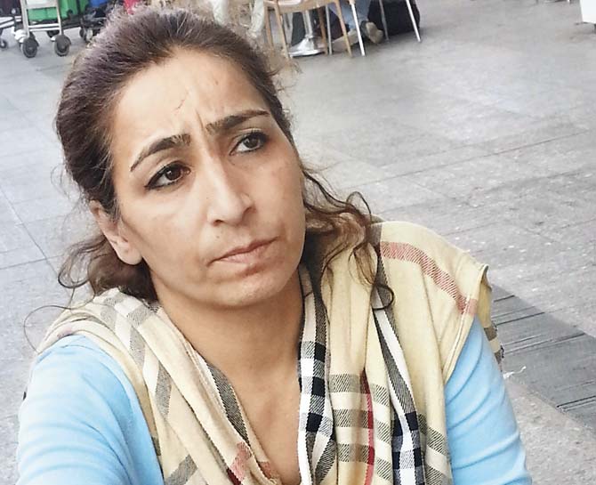 Alinejad Kohnehshahri Mina (35) got robbed in Bengaluru and lost her mobile phone while coming to Mumbai