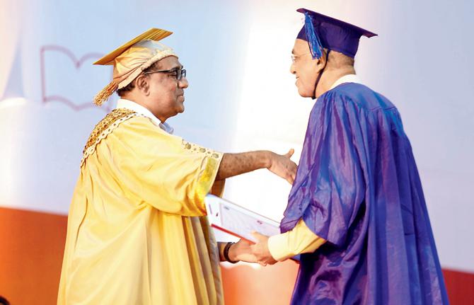 Makarand Waingankar (right) with Dr Sanjay Oak at the felicitation ceremony