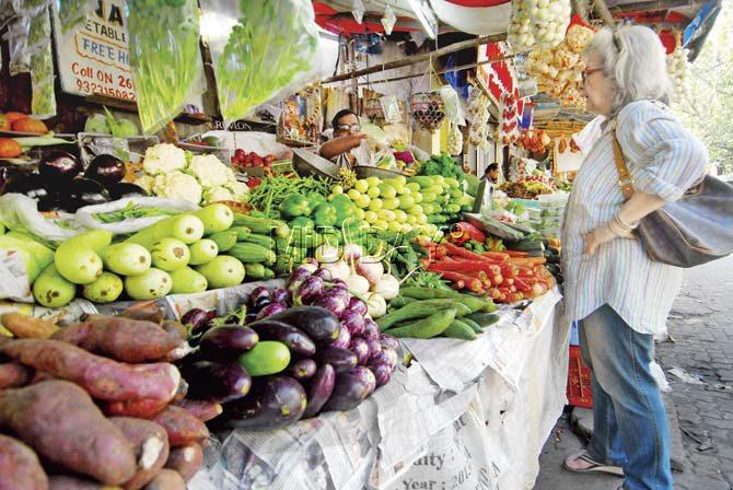 Retailers across the city increased the price of fruits and vegetables after the APMC market remained closed on Monday. Pics/Atul Kamble and Sameer Markande