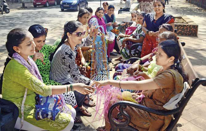 The women drop their kids at Balmohan Vidyamandir and then go to the footpark near Shivaji Park, where they make and sell the items. Pics/Datta Kumbhar
