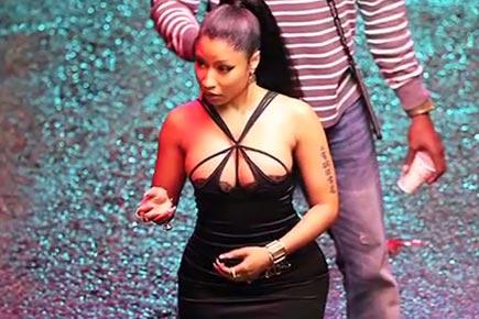 Nicki Minaj suffers wardrobe malfunction
