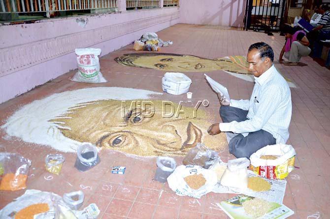 Prahlad Thak working on the grain portraits of Baba and Sadhanatai Amte. Pic/Shrikant Khuperkar