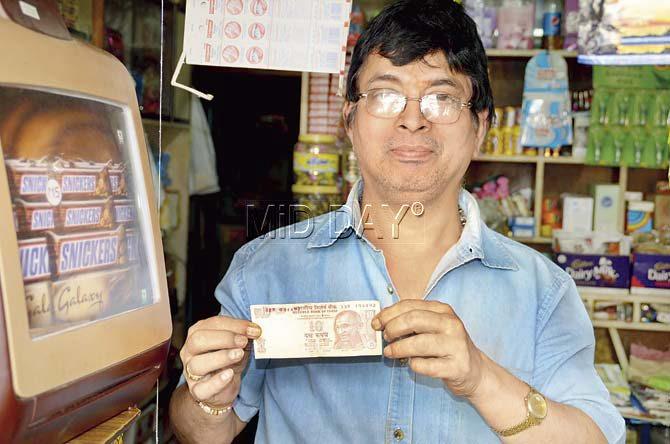 Businessman Ramesh Patkar with the note (below) he got from a customer. Pic/Shrikant Khuperkar