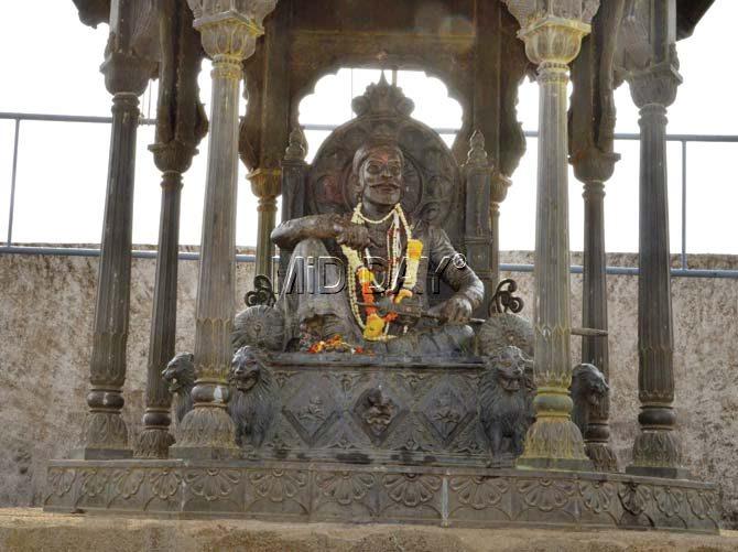 The statue of Shivaji at the place where his coronation was held. Pic/Shrikant Khuperkar