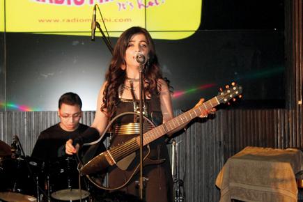 Shibani Kashyap enthrals audience with her lively performance