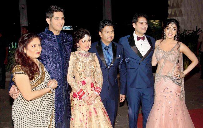 (L-R): Sudeshi Kumar, Hitesh Ralhan, Tulsi Kumar, Bhushan Kumar, Ayush Mehra and Khushali Kumar
