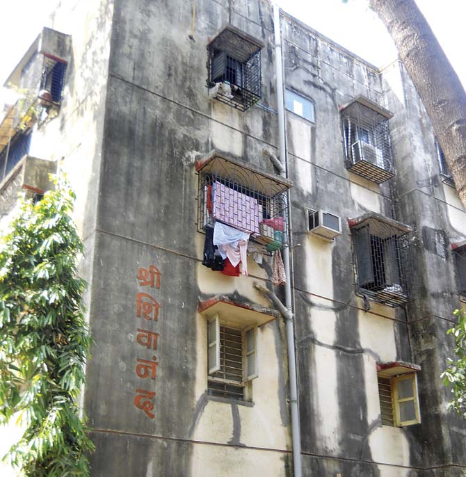 Shalaka (28) and her son (3) and daughter (7) were found sitting in a pool of blood in their apartment in Naupada, Thane