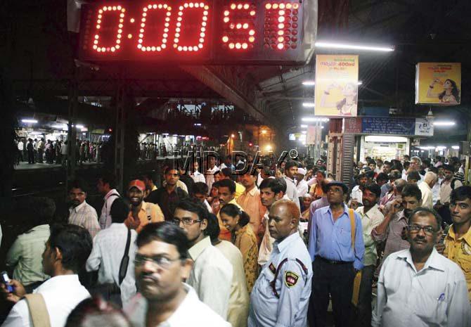 Thane station sees many commuters at peak hours