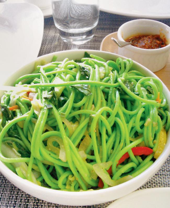 The Veg Hakka Noodles were green as they were made from spinach