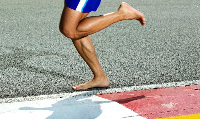Running barefoot may up injury risk in experienced athletes