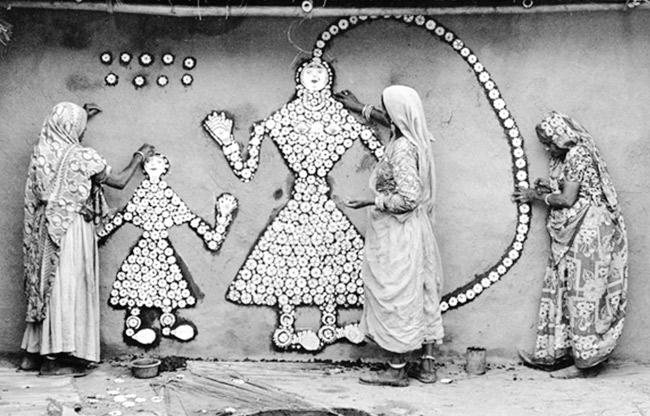 Women making a Samha Devi image, Haryana, 1977