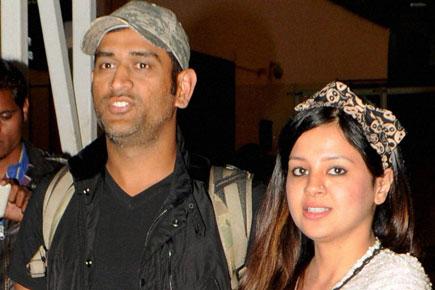 Dhoni's wife Sakshi shares adorable first glimpse of newborn Ziva