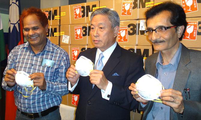 Chung-Kwang Tien, representative of Taipei Economic and Cultural Centre (TECC) in India donating swine-flu masks. Pic/IANS