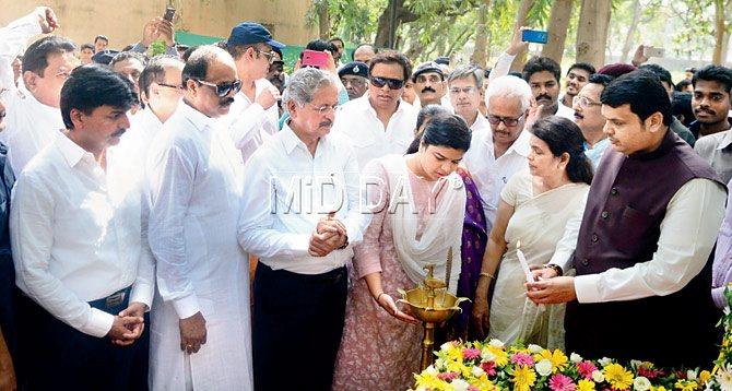 Paying homage: (From right to left) The CM and the Mahajan family (Rekha and Poonam) pay their respects at the late Pramod Mahajan’s memorial at the park as other political leaders watch. Sena heavyweights turned up in strength yesterday; amongst those present were party leader Subhash Desai, MLA Sada Sarvankar and MP Rahul Shewale.