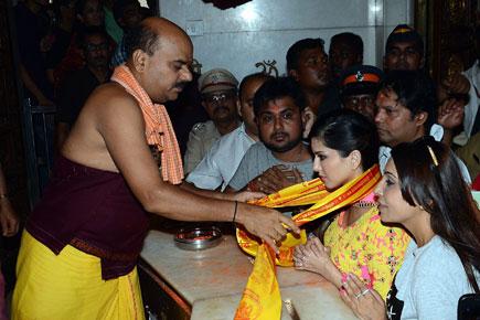 Sunny Leone visits Siddhivinayak temple to seek blessings