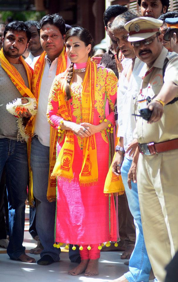 Sunny Leone visits Siddhivinayak temple to seek blessings