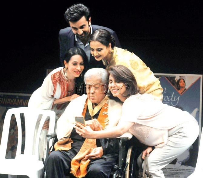 Shashi Kapoor flanked by Karisma Kapoor, Ranbir Kapoor, Rekha and Neetu Kapoor (left to right) during the award function at Prithvi Theatre in Juhu on Sunday. Pic/Satyajit Desai