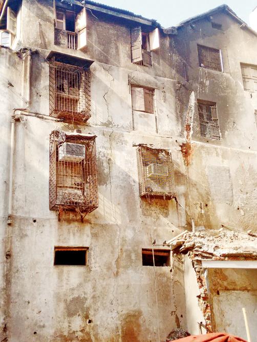 The cracks developed on the building after the fire and collapse of Gokul Niwas 