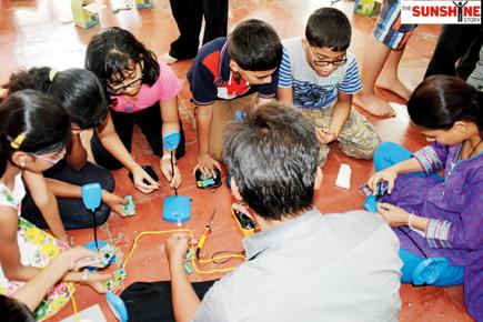 Sunshine Story: IIT workshop helps slum kids see things in new light