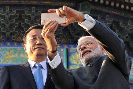 Narendra Modi clicks selfie with Chinese PM Li Keqiang