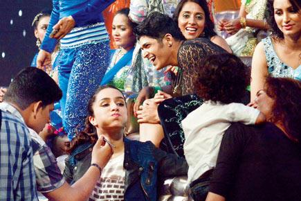 Shraddha Kapoor plays with a kid on 'DID - Super Moms' sets