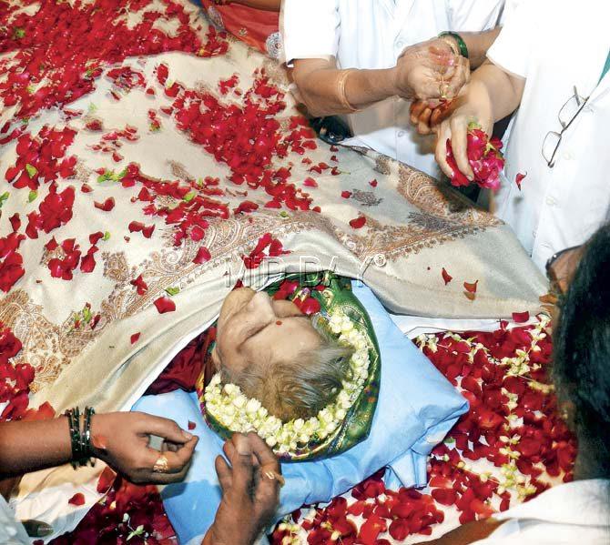 Bidding adieu: Nurses and doctors at KEM hospital bid a tearful goodbye to Aruna Shanbaug, who they took care of for 42 long years. Pic/Sayyed Sameer Abedi