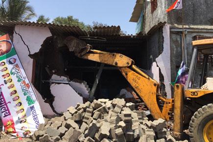 Mumbai: Encroachers attack BMC demolition team in Malwani