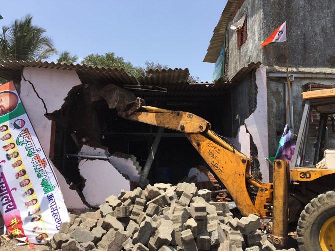 Mumbai: Encroachers attack BMC demolition team in Malwani